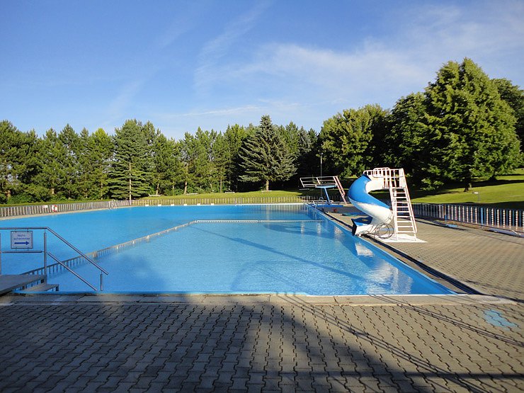 Freibad Großfurra in neuem Glanz (Foto: Badesportverein Großfurra) Freibad Großfurra in neuem Glanz (Foto: Badesportverein Großfurra)
