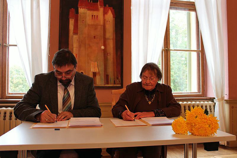 Unterzeichnung Schenkungsvertrag (Foto: Karl-Heinz Herrmann)