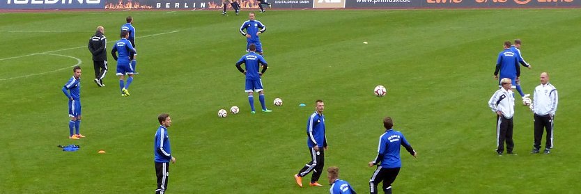 Aufw&auml;rmen im Jahn-Sportpark (Foto: nnz)