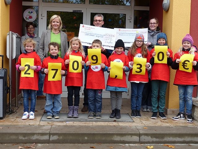 Scheck&uuml;bergabe (Foto: Grundschule)