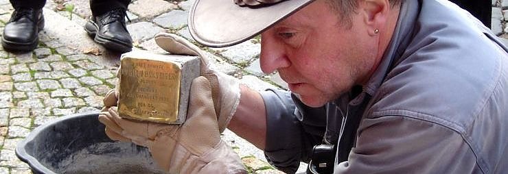 Demnig bei Setzen eines Stolpersteins an der Uferstra&szlig;e im Jahr 2010. (Foto: nnz-Archiv)