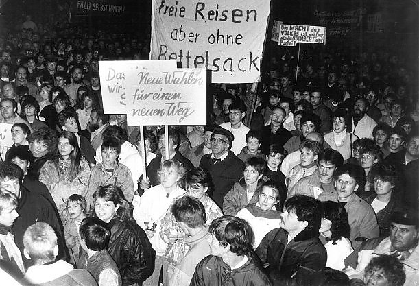 Demo auf dem August-Bebel-Platz (Foto: Stadtarchiv/Steinmann) Demo auf dem August-Bebel-Platz (Foto: Stadtarchiv/Steinmann)
