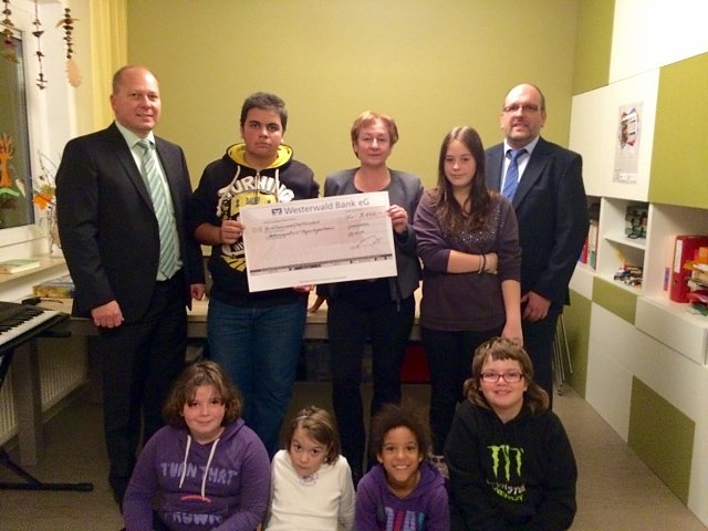 Spenden&uuml;bergabe (Foto: Christian Jaworski)