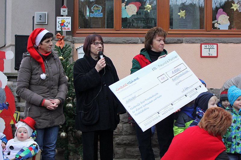 Weihnachtsgeschenk f&uuml;r die Kindervilla (Foto: Kindervilla Bad Frankenhausen)