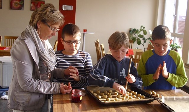 Plätzchen backen (Foto: Gisela Reinhardt) Plätzchen backen (Foto: Gisela Reinhardt)