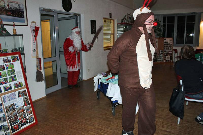 Weihnachtsmann kam mit Rentier (Foto: Karl-Heinz Herrmann) Weihnachtsmann kam mit Rentier (Foto: Karl-Heinz Herrmann)