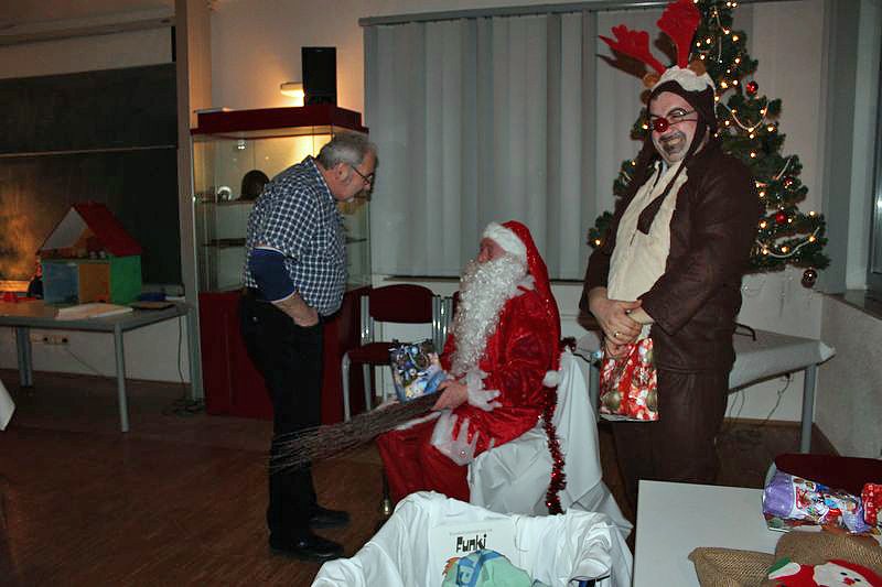 Weihnachtsmann kam mit Rentier (Foto: Karl-Heinz Herrmann) Weihnachtsmann kam mit Rentier (Foto: Karl-Heinz Herrmann)