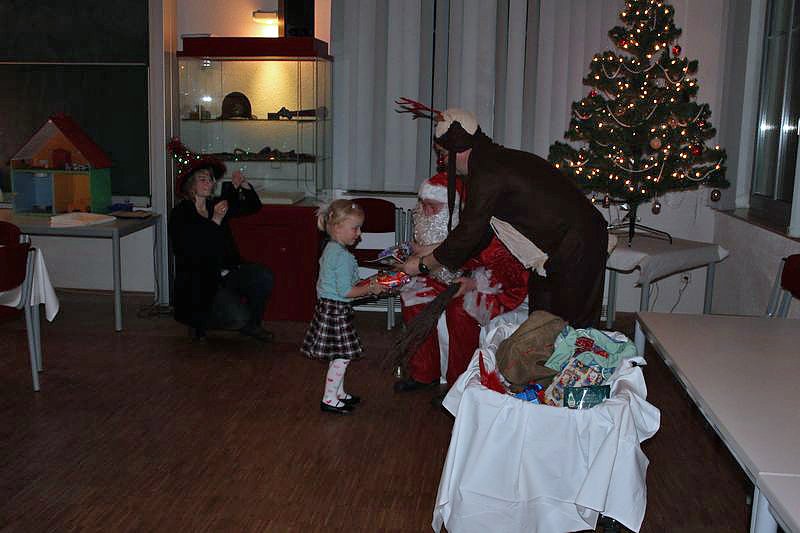 Weihnachtsmann kam mit Rentier (Foto: Karl-Heinz Herrmann) Weihnachtsmann kam mit Rentier (Foto: Karl-Heinz Herrmann)