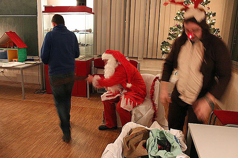 Weihnachtsmann kam mit Rentier (Foto: Karl-Heinz Herrmann) Weihnachtsmann kam mit Rentier (Foto: Karl-Heinz Herrmann)