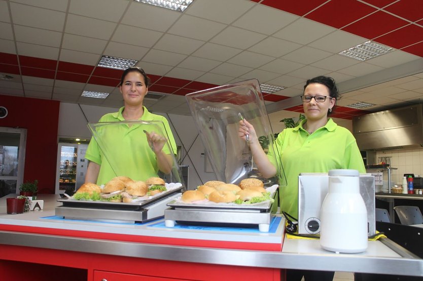 Alexandra Diezel und Sabrina Sauerland bringen das gesunde Essen mit dem Kantinenwagen auch in die entlegenen Werkshallen von Feuer Powertrain (Foto: Angelo Glashagel)