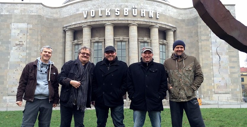 EMMA vor der Volksb&uuml;hne (Foto: privat)