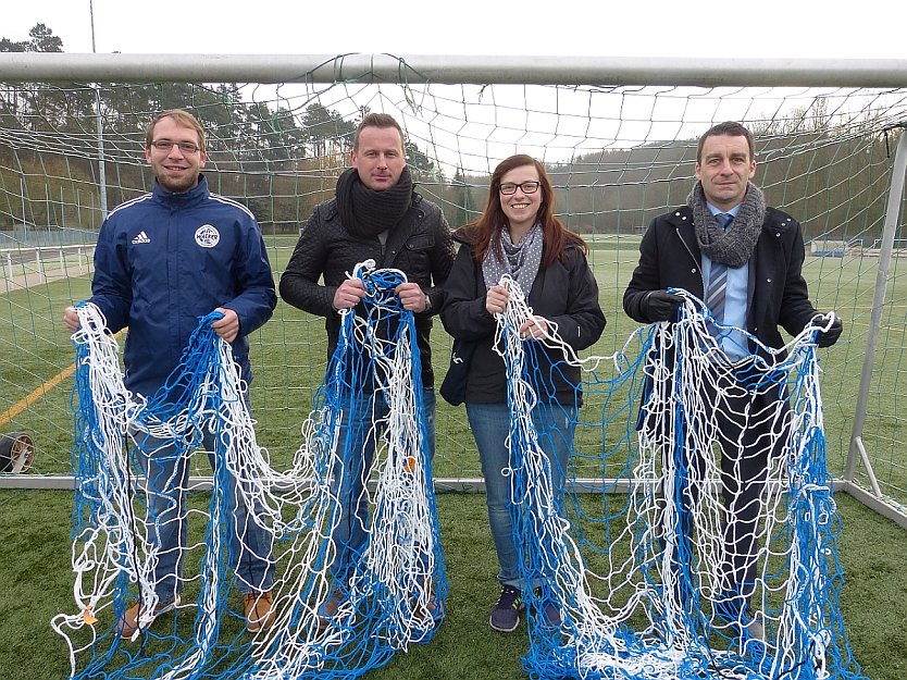 Neue Netze f&uuml;r den Albert Kuntz Sportpark - Florian Heddergott, Mirko Trocha, Jessika Wacker und Sven Pistorius.  (Foto: Klaus Verkouter)