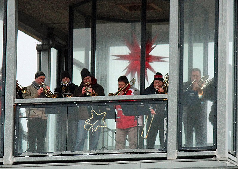 Last uns warm und trocken bleiben - St&uuml;rmisches Turmblasen (Foto: Karl-Heinz Herrmann)