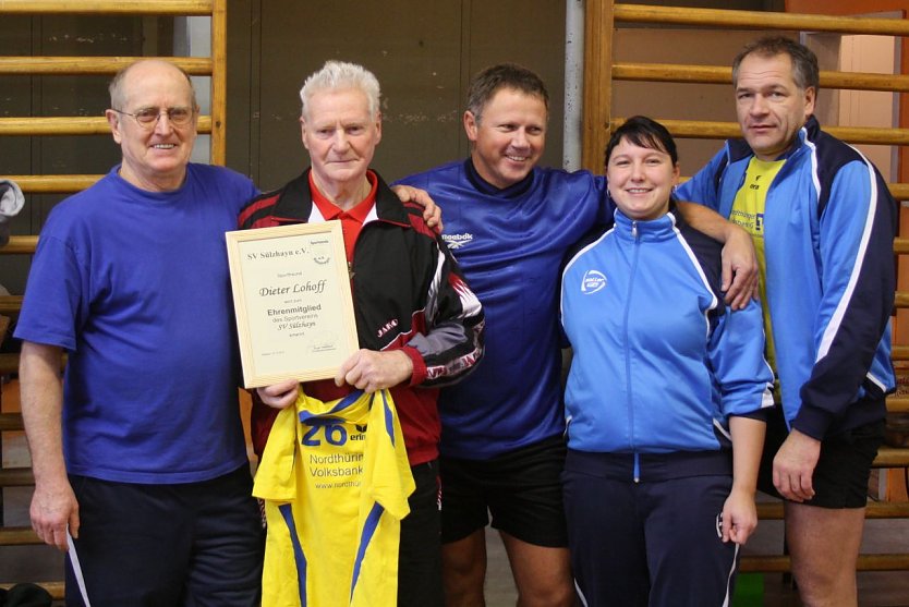 In diesem Jahr wurde Dieter Lohoff aus Ilfeld die Ehrenmitgliedschaft im Sportverein S&uuml;lzhayn verliehen.  (Foto: Helga Poerschke)