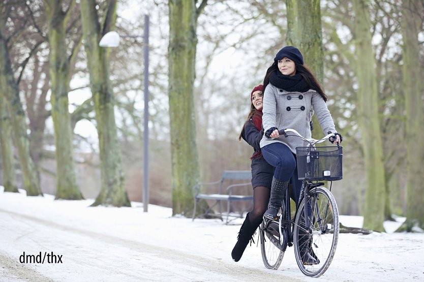 Wer ein paar Regeln beachtet, kommt auch auf dem Drahtesel sicher durch den Winter.  (Foto: dmd/thx)