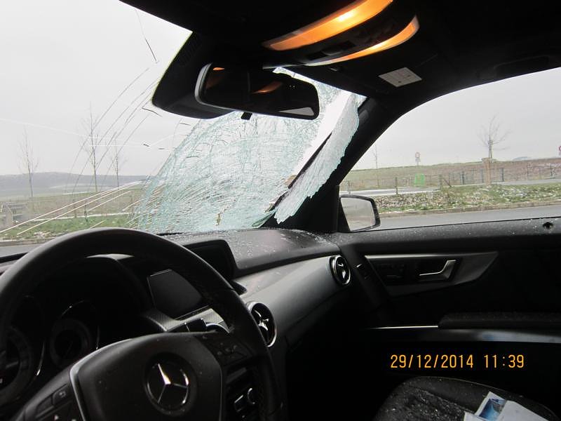 Eisplatte flog auf Frontscheibe (Foto: Polizei G&ouml;ttingen)