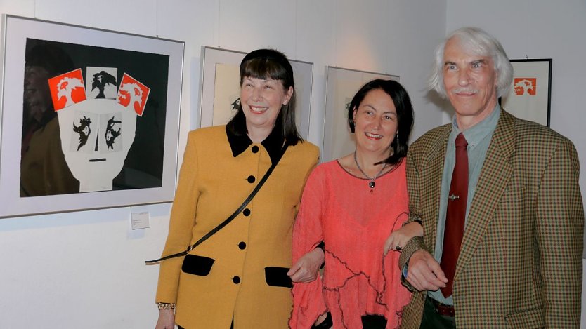 Kunsthausleiterin Susanne Hinsching (Mitte), f&uuml;hrt am Sonntag durch Ausstellung von Ilsetraut Glock. Hier im Bild mit Tochter Roswitha Tafertshofer und Sohn Ludwig Glock  vor verschiedenen Eulenmotiven (Foto: Ilona Bergmann)
