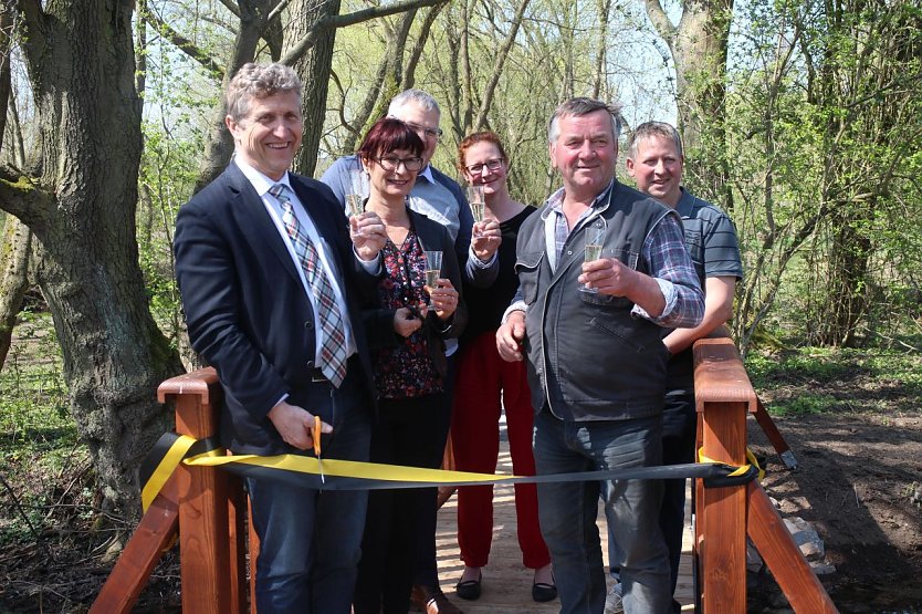 Neue Br&uuml;cke er&ouml;ffnet: v.l. Oberb&uuml;rgermeister Zeh, Kerstin Ittershagen, Steffen Iffland, Jana Henning-Jacob, Sven Holzapfel und Heinz Whallenta (Foto: Angelo Glashagel)