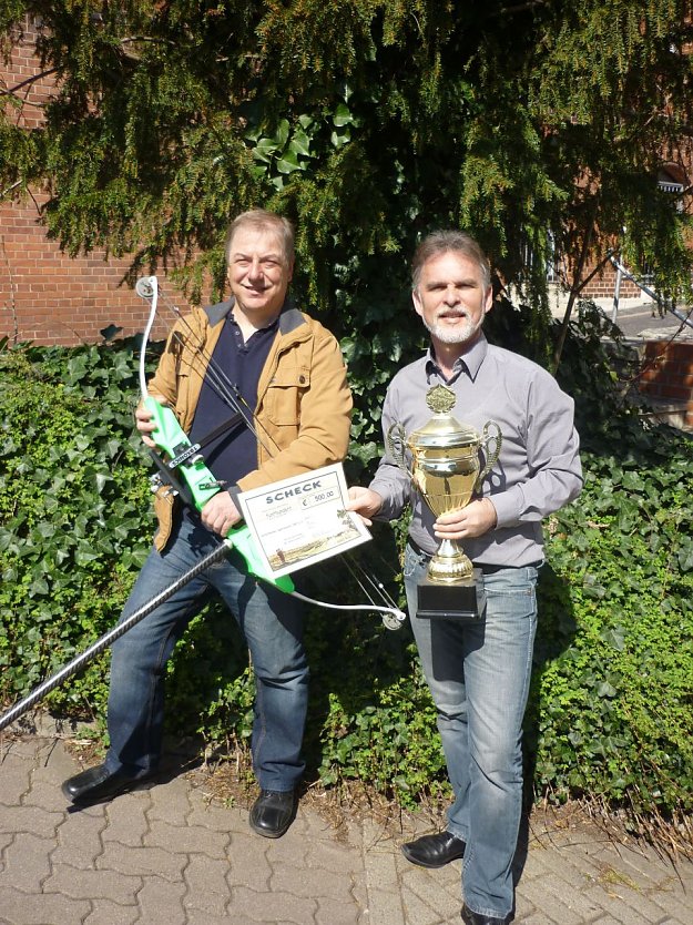 Landrat Harald Zanker zeigt bei der Scheck&uuml;bergabe, gemeinsam mit Bogensch&uuml;tze und Organisator Mike Heucke, wie es geht. (Foto: Foto: Landratsamt)