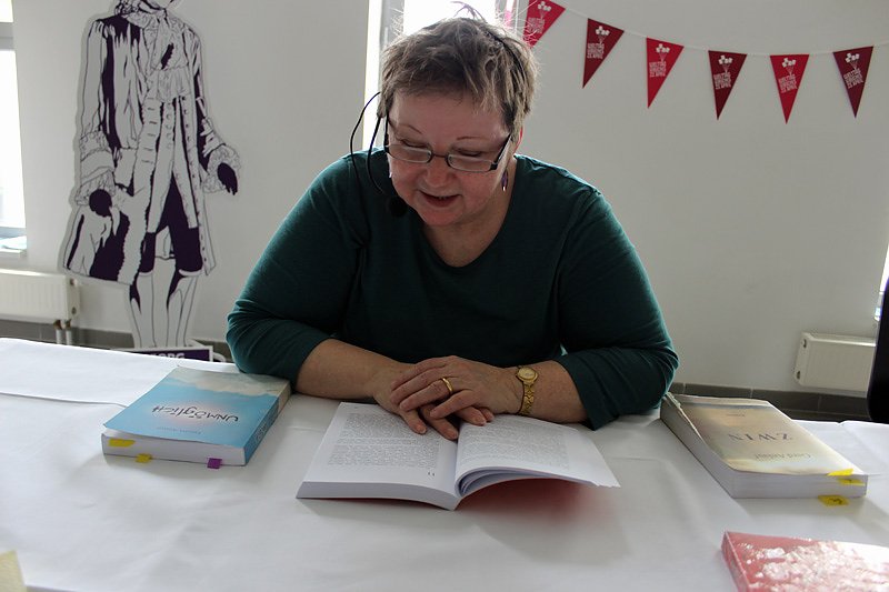 Neue Runde beim Lesefest - Vorlesen und Buchverkauf (Foto: Karl-Heinz Herrmann)