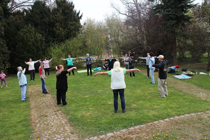 Eine Welle der Energie um die Welt schicken - auch in Nordhausen wurde der Tai Chi Welttag begangen (Foto: Angelo Glashagel)