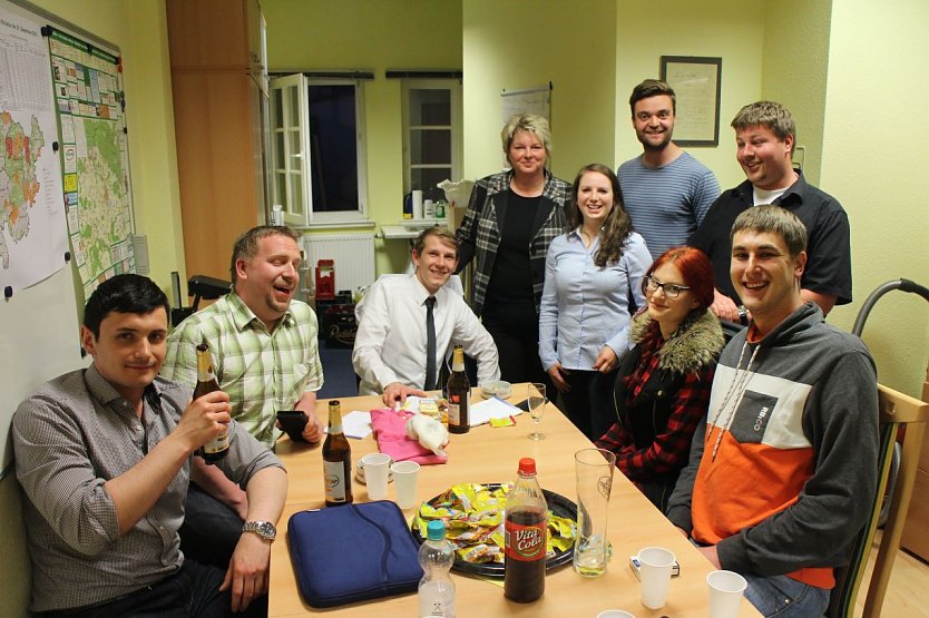 Franka Hitzing mit Unterst&uuml;tzern: "f&uuml;r die FDP nicht die Zahlen einer Niederlage" (Foto: Angelo Glashagel)