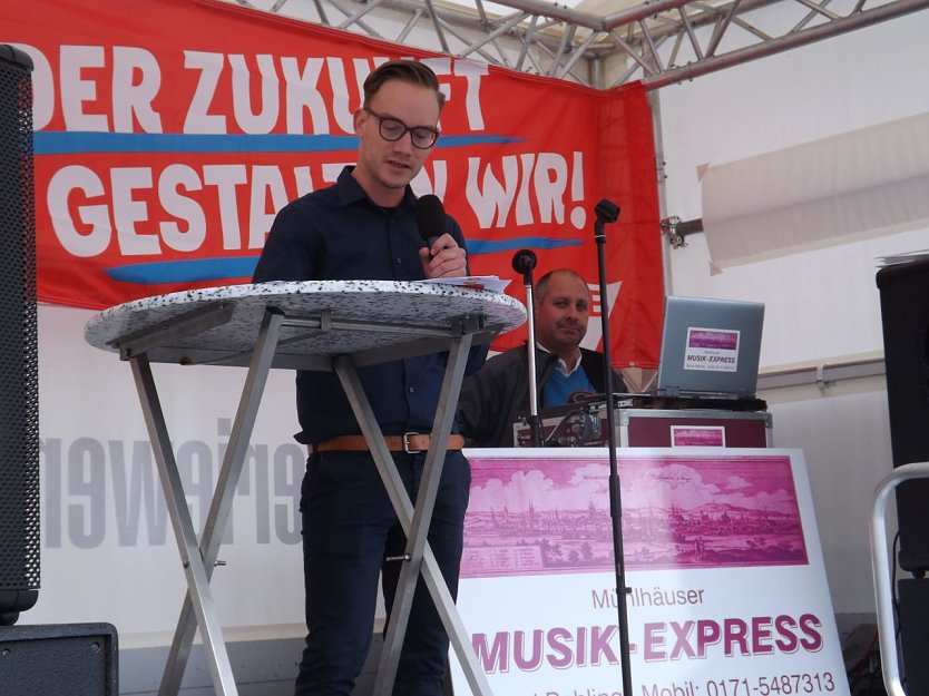 Alexander Scharf von der IG Metall bei seinen Gru&szlig;worten. (Foto: Foto: Mix)