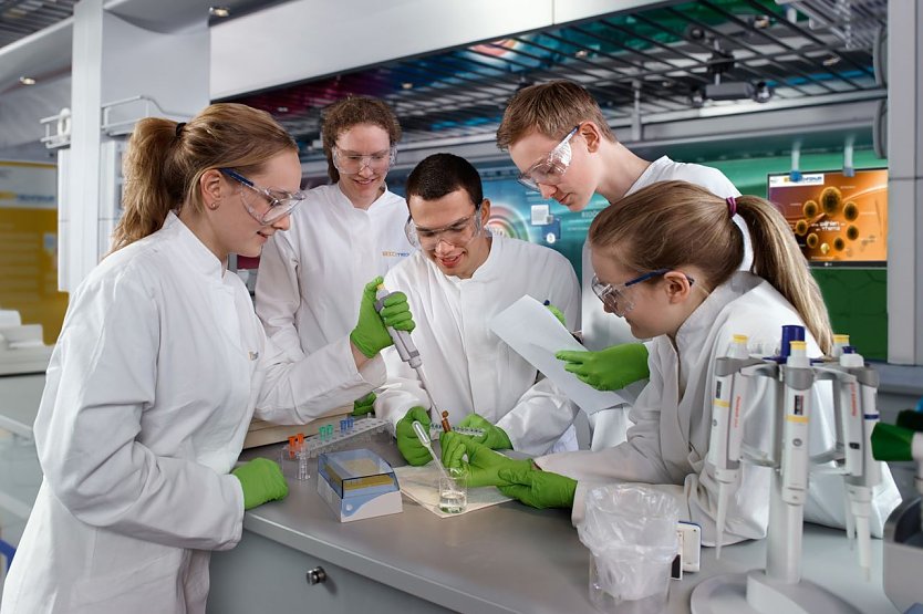 Einblicke in ein chancenreiches Berufsfeld: Bei den Praktika der BMBF-Initiative BIOTechnikum k&ouml;nnen sich die Teilnehmer unter Anleitung erfahrener Wissenschaftler selbst als Forscher bet&auml;tigen und so ein St&uuml;ck biotechnologischen Forschungsalltag kennenlernen. (Foto: Foto: BMBF)