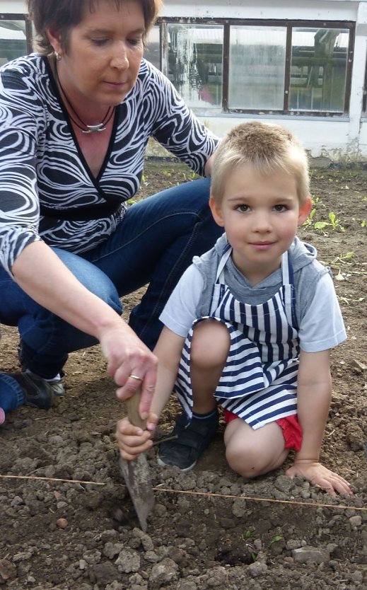 Der junge Mann machte sich gut als k&uuml;nftiger G&auml;rtner.  (Foto: Foto: Landratsamt)