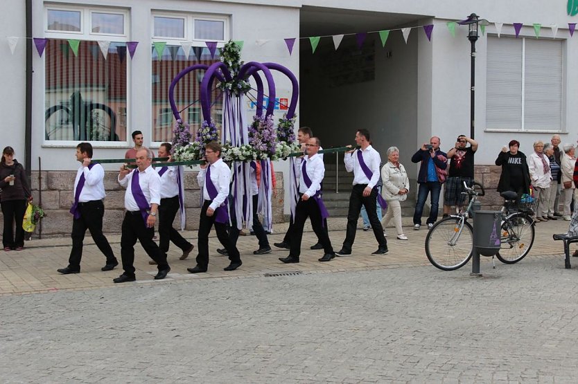 Fliederkrone wurde gesetzt (Foto: Karl-Heinz Herrmann)