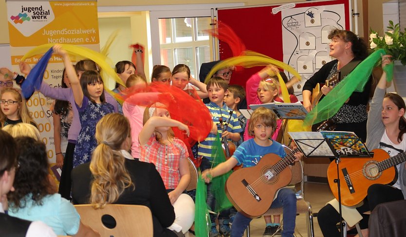 die Kinder der Albert-Kuntz-Grundschule präsentierten ein buntes Programm. (Foto: Sylvia Spehr) die Kinder der Albert-Kuntz-Grundschule präsentierten ein buntes Programm. (Foto: Sylvia Spehr)