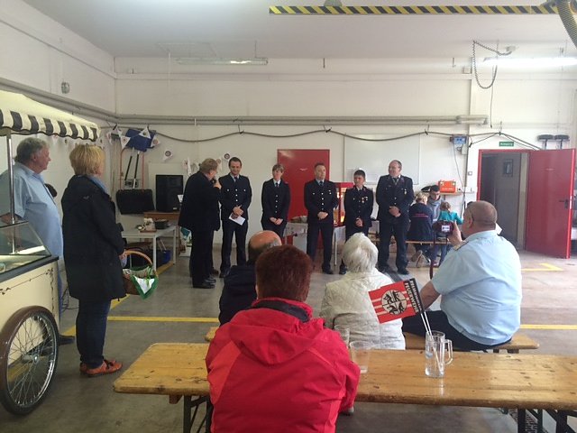 Siegfried Gentele &uuml;berreichte der Jugendfeuerwehr Niedersachswerfen eine Geldspende (Foto: Ren&eacute; Casta)