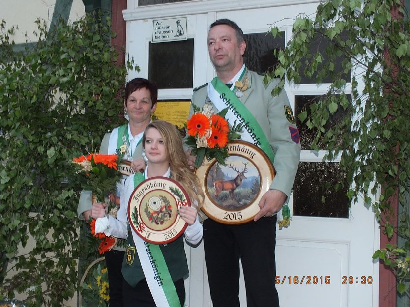 Der Sch&uuml;tzenk&ouml;nig 2015 hei&szlig;t Karsten Rieck, im zur Seite steht seine Sch&uuml;tzenk&ouml;nigin 2015 Marion Kuntze (Foto: Gerhard Stude)
