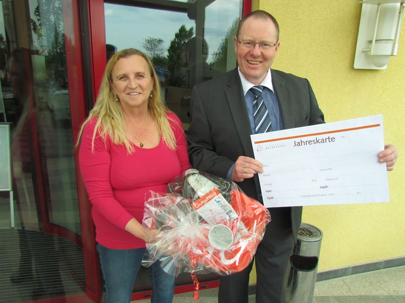 Angelika Decke nutzt seit 7. April diesen Jahres ihre Jahreskarte f&uuml;r die Tarifzone 1 und ist somit bereits die 500. Inhaberin einer Jahreskarte.  (Foto: Verkehrsbetriebe Nordhausen)