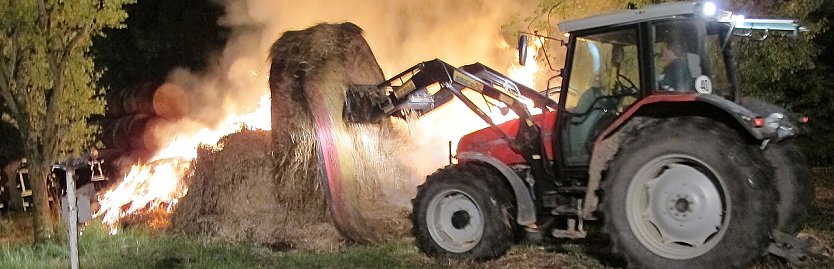 Strohballen brannten (Foto: Feuerwehr Herzberg)