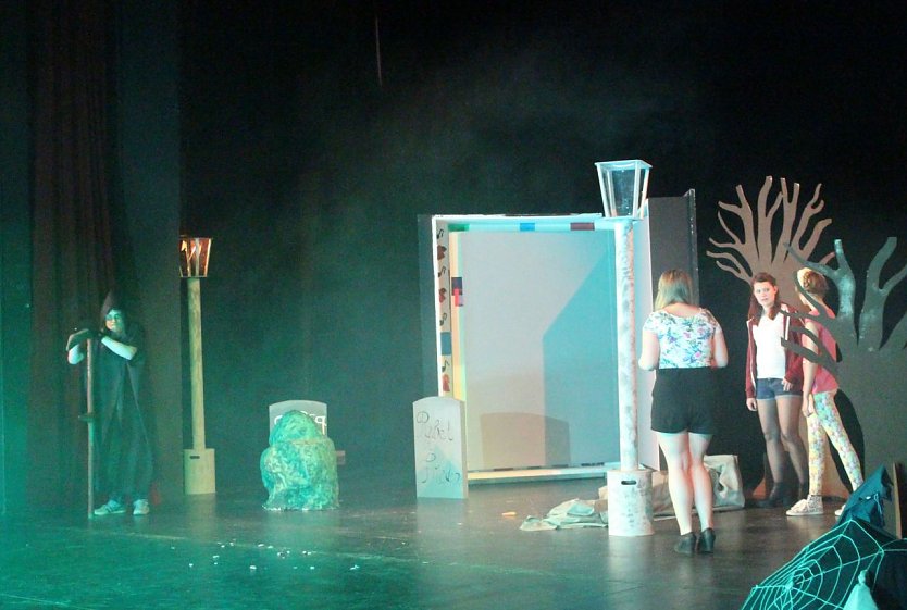 Mit "Angst" er&ouml;ffnete die Lessingschule die 23. Schultheatertage (Foto: Angelo Glashagel)