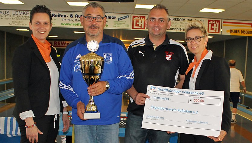 Scheck f&uuml;r Kegelsportverein (Foto: Knut Herzau)