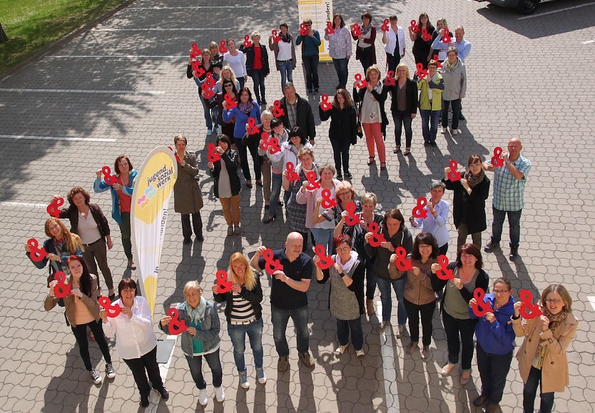 Mehr als 50 Mitarbeiter des JugendSozialwerk Nordhausen bilden mit ihren K&ouml;rpern das Symbol des World Blood Cancer Day und demonstrieren so ihre Solidarit&auml;t mit den Patienten (Foto: Sylvia Spehr)