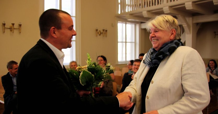 Niebhagen gratuliert Gr&uuml;nwald (Foto: J. Piper)