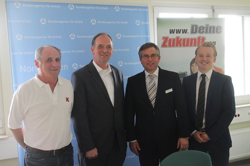 v.l.: die Spediteure Ralf B&ouml;ttcher und Dieter Redemann, Agenturleiter Karsten Frob&ouml;se und Marcel K&uuml;bler vom Berufsbildungszentrum Verkehr (Foto: Angelo Glashagel)