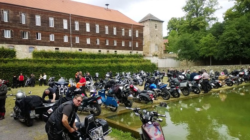Nach dem Gottesdienst f&uuml;hrt die Ausfahrt auf den H&uuml;lfensberg im Eichsfeld.  (Foto: Foto: privat)