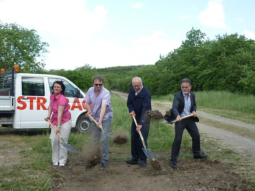 (v. l.): Den Boden lockerten schon einmal Heike Kahnert, Ulrich Herbold, Klaus Schwarzkopf und Landrat Harald Zanker auf. (Foto: Foto: Landratsamt)