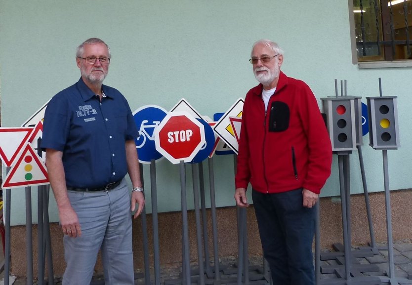  Reinhard Minner vom VHS Bildungswerk bei der &Uuml;bergabe an Hans-Joachim M&uuml;ller. (Foto:  Foto: Landratsamt)
