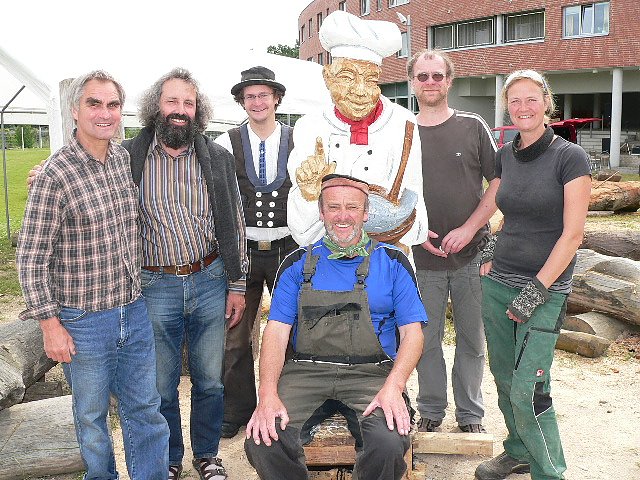 Auch in diesem Jahr findet der Holzbildhauer-Workshop im Ma&szlig;regelvollzug am Tag der offenen T&uuml;r seinen Abschluss. Heinz G&uuml;nther (m.) im Kreise seiner Kollegen. (Foto: Foto: Mix (Archiv))