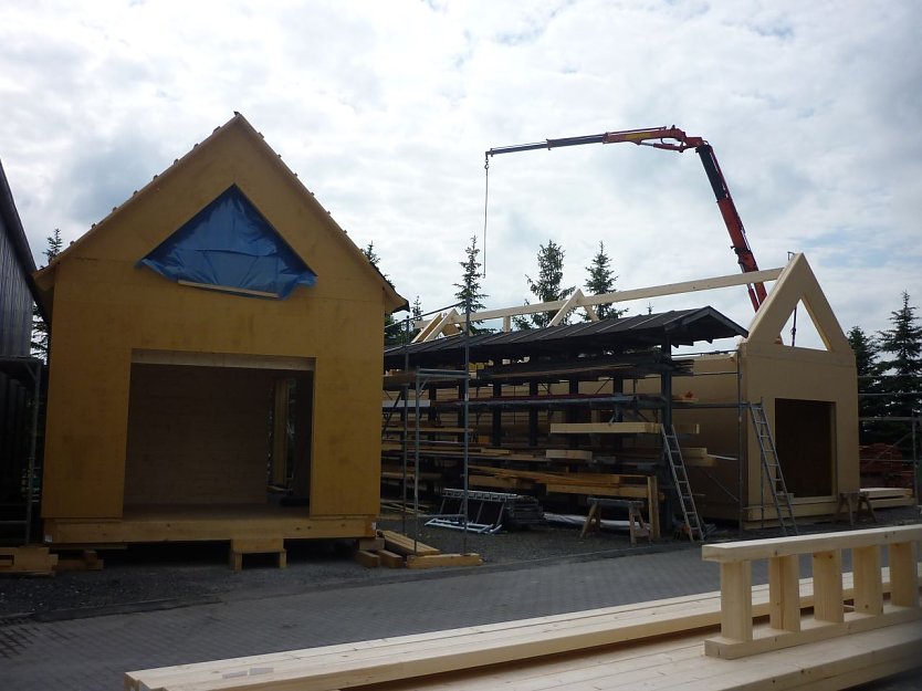 Zu sehen sind das fast fertige Chalet in Holzrahmenbauweise neben dem gerade begonnenen zweiten Haus.   (Foto: Foto: Landratsamt)