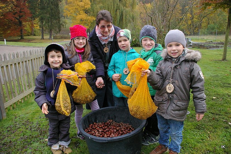 Kinder bringen Kastanien (Foto: Ilka Kühn) Kinder bringen Kastanien (Foto: Ilka Kühn)