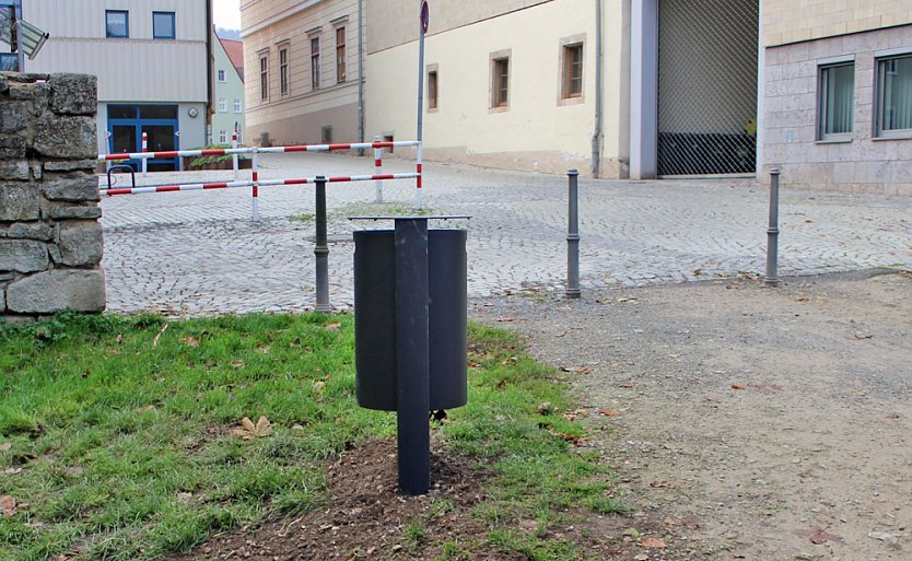 Mülleimer im Schlosspark Sondershausen aufgestellt (Foto: Karl-Heinz Herrmann) Mülleimer im Schlosspark Sondershausen aufgestellt (Foto: Karl-Heinz Herrmann)