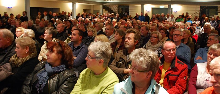 Hunderte B&uuml;rger Helbras und der Ortschaften zwischen Wimmelburg und Benndorf kamen in die Informationsveranstaltung des Abwasserzweckverbandes Lutherstadt-Eisleben-S&uuml;&szlig;er See. (Foto: Jochen Miche)