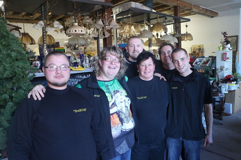 Claudia Galow (links) und Mann Daniel (hinten rechts) mit ihren Mitarbeitern Steve, Sebastian, Rita und Frank (Foto: Angelo Glashagel)