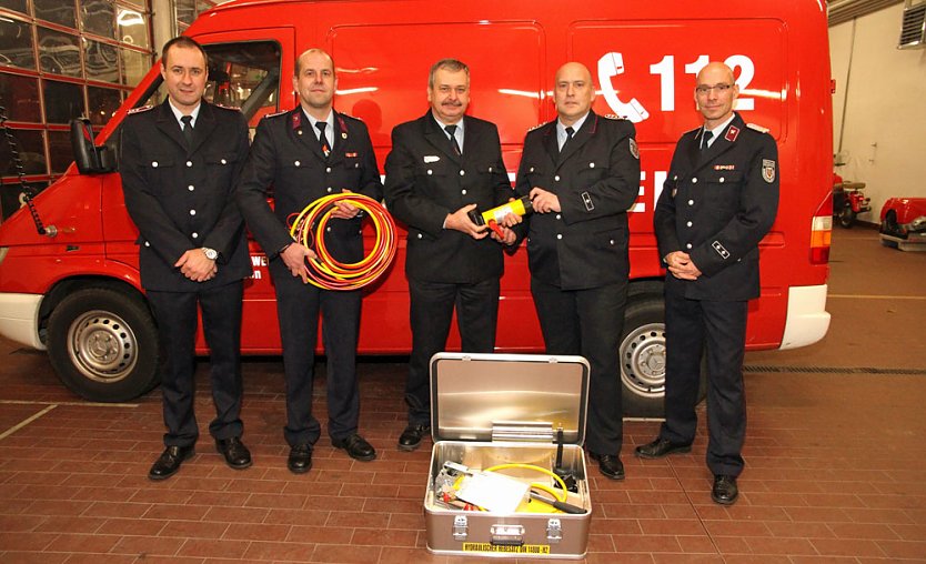 Neuer Hebesatz an Feuerwehr Bebra &uuml;bergeben (Foto: G&uuml;nter Herting)